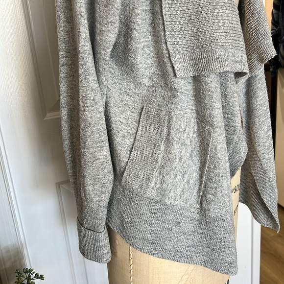Heather Gray High/Low Hem Cardigan. Size M - Picture 3 of 8